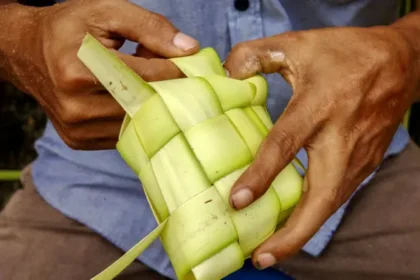 ketupat lebaran - ilustrasi berita Cara Buat Ketupat Lebaran yang Pulen, Padat, dan Tidak Cepat Basi
