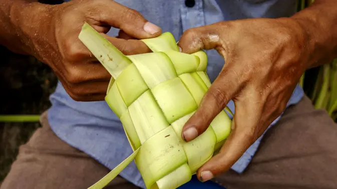 ketupat lebaran - ilustrasi berita Cara Buat Ketupat Lebaran yang Pulen, Padat, dan Tidak Cepat Basi