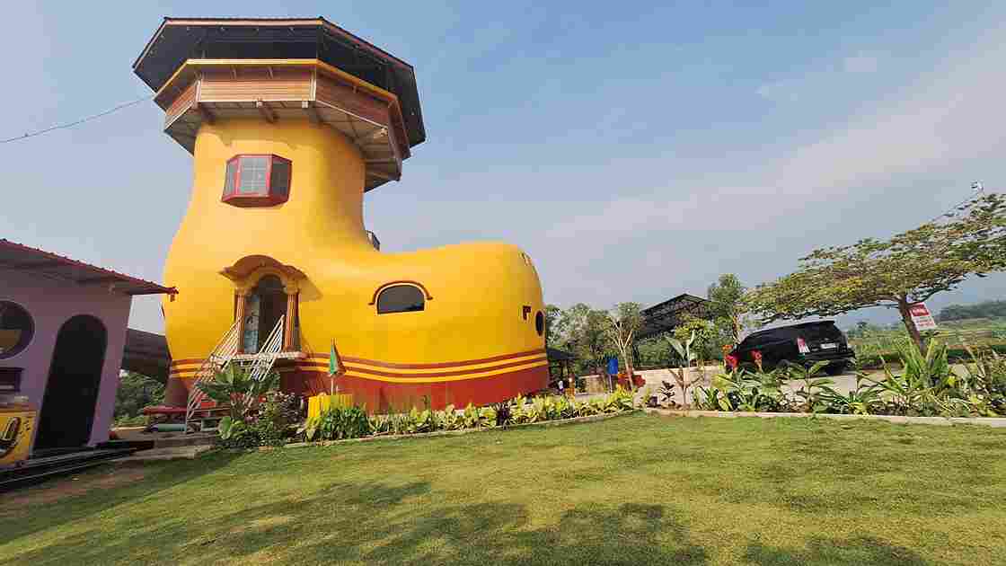 rumah sepatu - ilustrasi berita Rumah Sepatu Jadi Kafe Unik di Pacet Mojokerto, Dibangun dari Mimpi Pengrajin