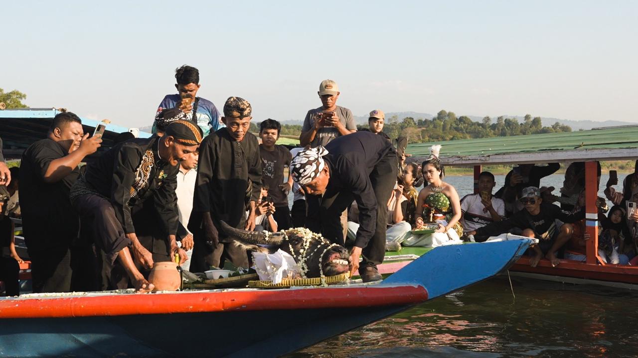 sedekah waduk cacaban Sedekah Waduk Cacaban Lestarikan Tradisi, Dorong Jadi… sedekah waduk cacaban - ilustrasi berita Sedekah Waduk Cacaban Lestarikan Tradisi, Dorong Jadi Destinasi Wisata Budaya…