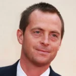 stephen campbell moore - ilustrasi berita Stephen Campbell Moore jalani kehidupan pribadi bersama Sophie Cookson…