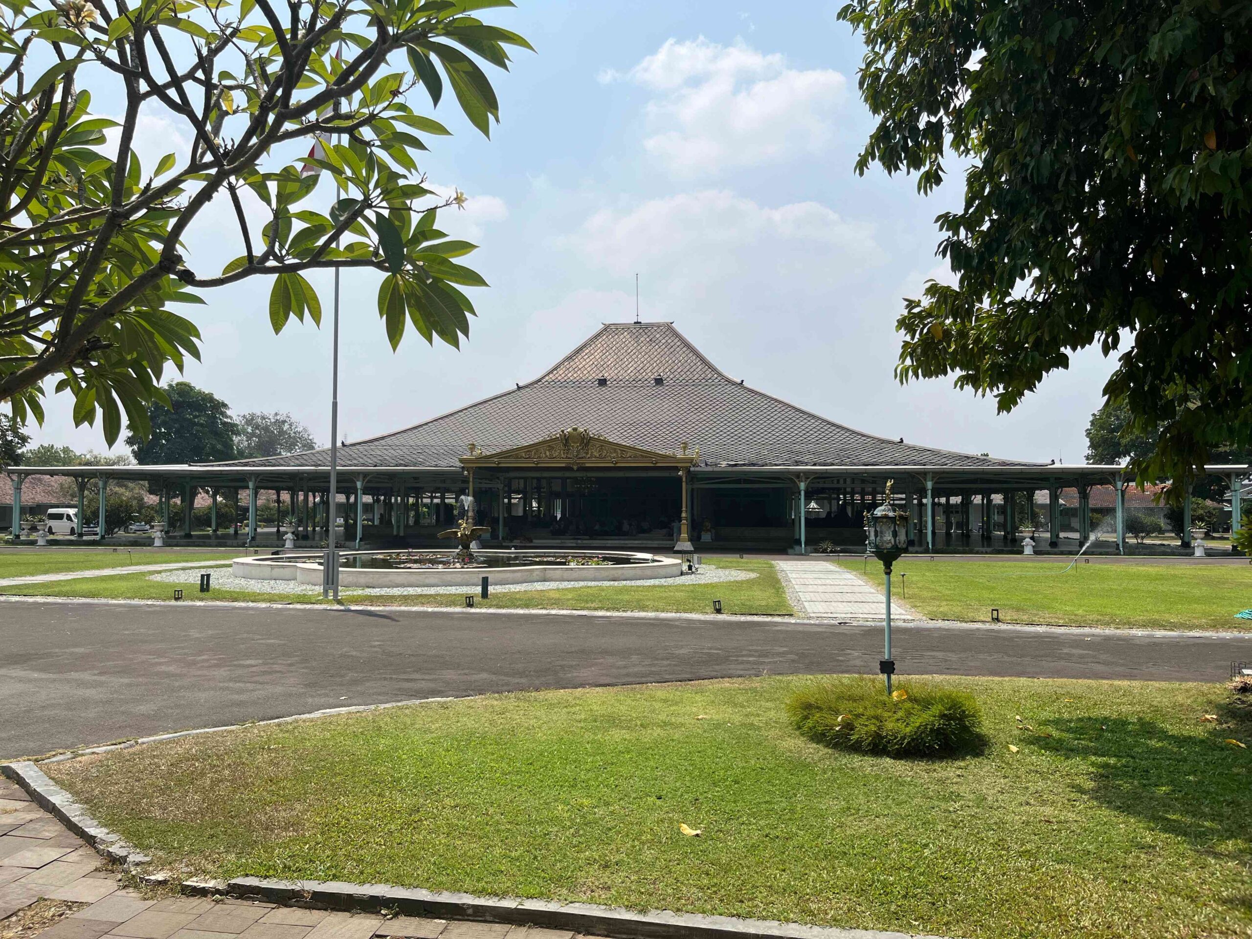 keindahan surakarta Keindahan Surakarta dan Kekayaan Budayanya: Panduan… keindahan surakarta - ilustrasi berita Keindahan Surakarta dan Kekayaan Budayanya: Panduan Singkat Menjelajah Solo