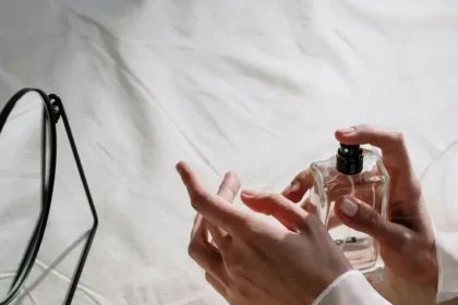 kulit kering - ilustrasi berita Kulit Kering Jadi Penyebab Aroma Parfum Cepat Hilang
