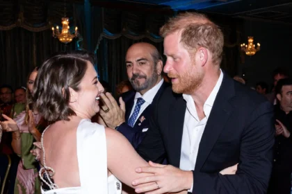 sydnie christmas - ilustrasi berita Sydnie Christmas Dipuji Prince Harry Setelah Tampil di Gala Amal David Foster