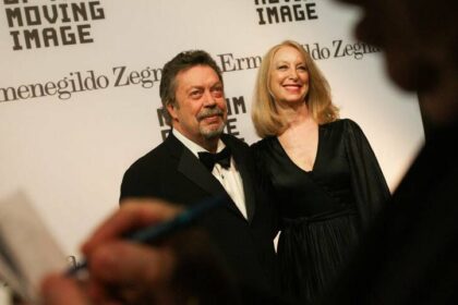 tim curry - ilustrasi berita Tim Curry, bintang 'The Rocky Horror Picture Show', meninggal di usia 80