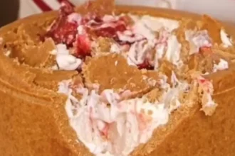 Resep Upside Down Cheesecake, Dessert Creamy dengan Strawberry Compote 11 upside down cheesecake - ilustrasi berita Resep Upside Down Cheesecake, Dessert Creamy dengan Strawberry Compote