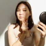 Cara Memilih Bedak Padat Sesuai Warna Kulit agar Makeup Tidak Abu-Abu 9 bedak padat - ilustrasi berita Cara Memilih Bedak Padat Sesuai Warna Kulit agar Makeup Tidak Abu-Abu