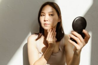 bedak padat - ilustrasi berita Cara Memilih Bedak Padat Sesuai Warna Kulit agar Makeup Tidak Abu-Abu
