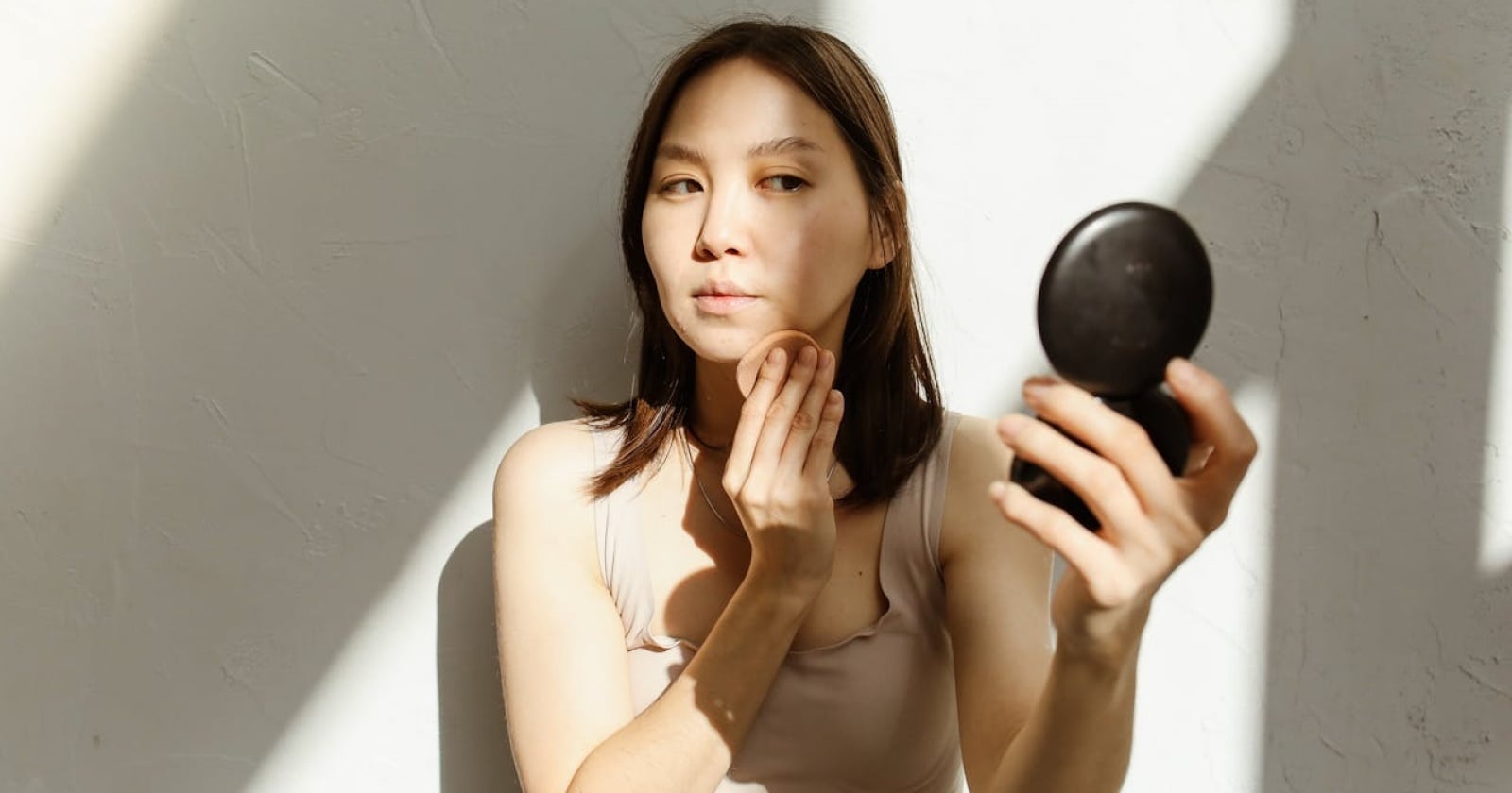 bedak padat Cara Memilih Bedak Padat Sesuai Warna Kulit agar Makeup Tidak… bedak padat - ilustrasi berita Cara Memilih Bedak Padat Sesuai Warna Kulit agar Makeup Tidak Abu-Abu