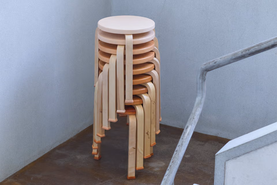 stool 60 Stool 60 Dibalut 'Sepatu' Kulit Buatan Tangan oleh Hender Scheme stool 60 - ilustrasi berita Stool 60 Dibalut 'Sepatu' Kulit Buatan Tangan oleh Hender Scheme