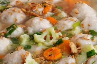 sup bakso ayam - ilustrasi berita Resep Sup Bakso Ayam Homemade yang Hangat dan Cocok untuk Menu Keluarga